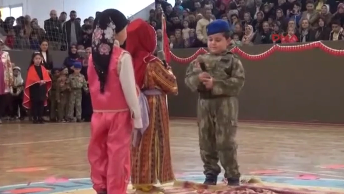 Πολεμικό οθωμανικό εμβατήριο Ερντογάν μέσα στο Κοινοβούλιο και ιαχές Αλλάχ Ακμπάρ: Ξεσηκώνει λαό και παιδιά